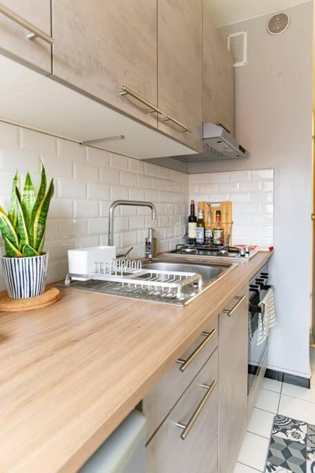 Studio With Balcony Париж Экстерьер фото